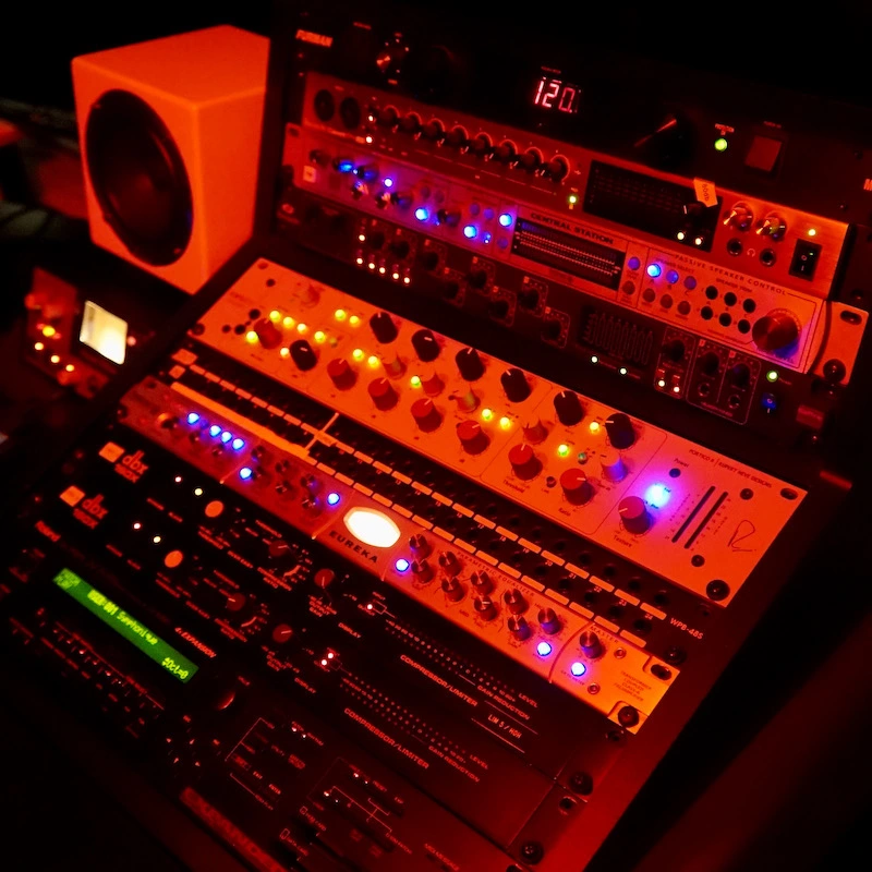 Mastering equipment in a rack case